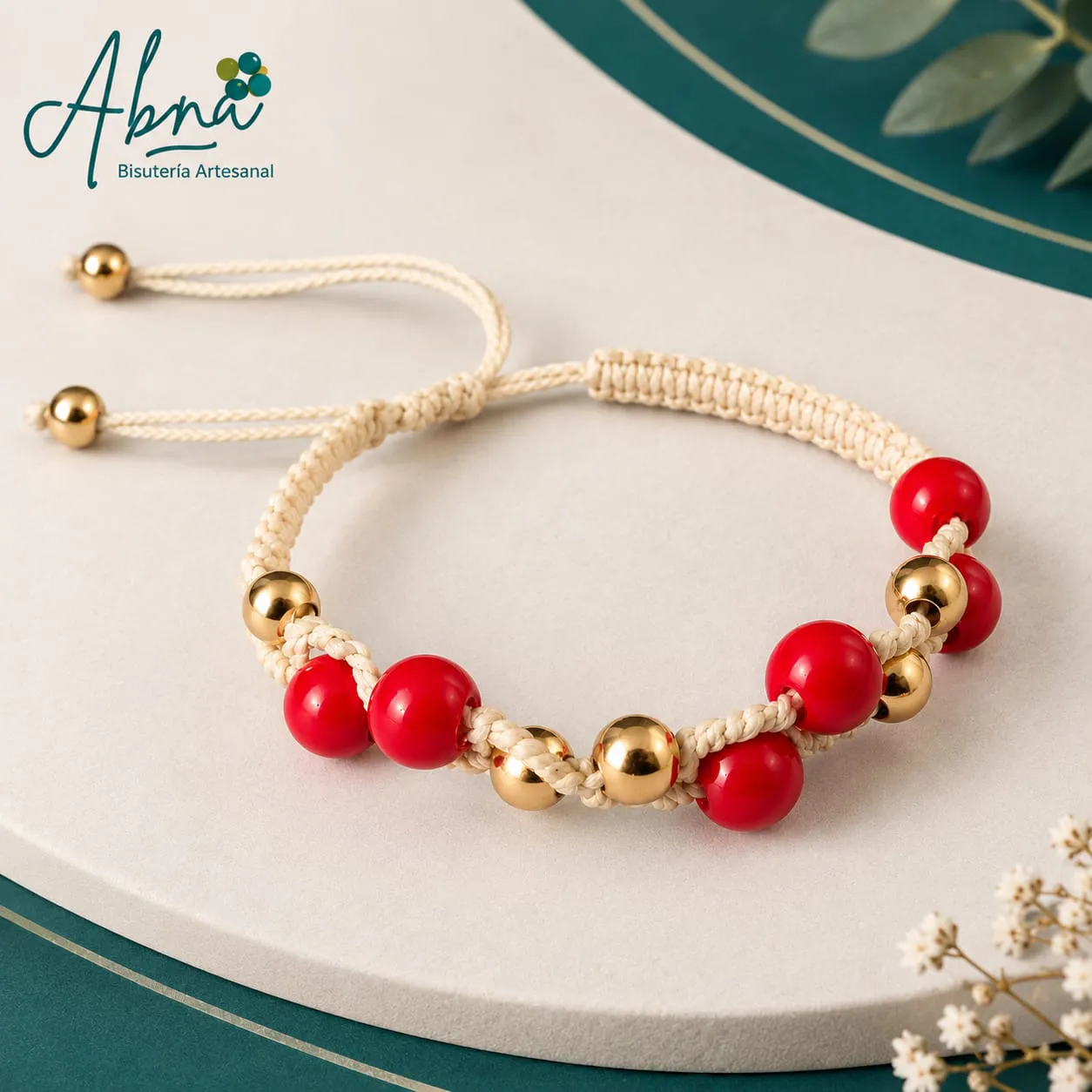 Manilla con hilos blanco y perlas rojas 